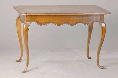 Salontisch, um 1780, Eiche massiv, Plattenkante sowie Zarge vielfach geschweift u. gerieft, allseitig ausgeschweifte Beine, dekorativer Mitteltisch ...
