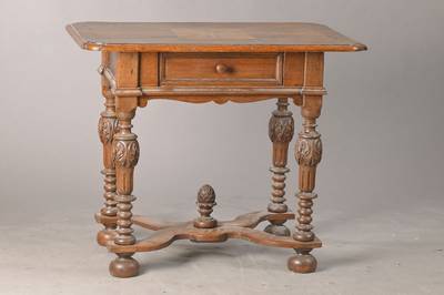 Barocktisch, süddeutsch, um 1730/40, Eiche , Platte mit Nussbaumfeld u. detailreicher Faltsternintarsie in Esche, Nussbaum, Ahorn, Plattenkante ...