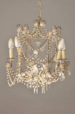 Deckenleuchter des Biedermeiers, deutsch, um 1840/50, Elegant geschweiftes Metallgestänge, Perlstränge, 4 Brennstellen, ehemals Kerzenleuchter, ...