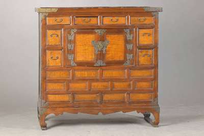 Vorratsschrank, nach Vorbild von 1800 Jh., um 1900 herstellt, Tropenholz, auf Rahmen gearbeitet, teilweise bestückt, ca. 93x97x43 cm