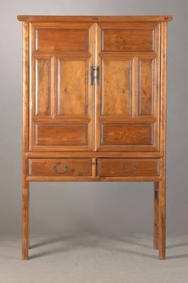 Komodenschank, China, 1890/1900, auf Rahmen gearbeitet, zweischübig und zwei türig, Innen 2 Einlegeböden, Alterssp., ca. 165x107x54 cm