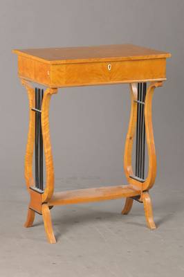 Nähtisch, Biedermeierstil, um 1900, Birkefurnier, Platte aufklappbar, mit Einteilung, Innenleben furniert, Seiten in stiltypischer Lyraform mit ...