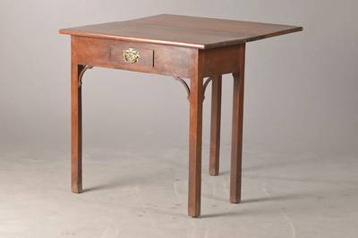 Spieltisch, deutsch, um 1900, Zargenschub mit Beschlag, hinteres Bein abklappbar, Platte aufklappbar mit stoffbezogener Spielfläche, strenge ...
