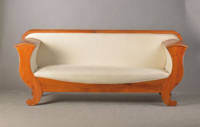 Biedermeiersofa, mittel- bis norddeutsch, um 1830/40, Kirschbaum furniert u. massiv, Armlehnen als stilisierte Füllhörner, strenge dekorlose ...