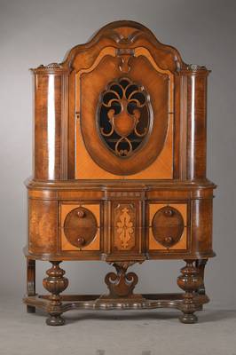 Vitrinenschrank, Ungarn, um 1905-10, zweischübig, Korpus Weichholz und Hartholz, Nussbaumfurnier, Rosenholz, Nussbaum massiv, reiche Drechselarbeit, ...