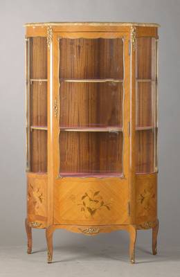 Vitrine, deutsch, Mitte 20.Jh., gewölbte Gläser, im franz. Stil von 1890, Mahagoni massiv, Rosenholzfurnier aif Kreuzfuge verlegt, mit schlichter ...
