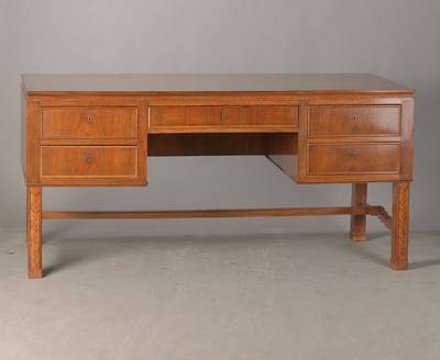 Art-Deco-Schreibtisch, deutsch, um 1925/28, Palisanderfurnier, 5-schübig, strenge Form mit Bandintarsien, sehr schönes Furnierbild, Alterssp,, ...