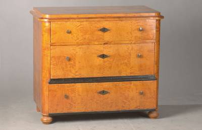 Biedermeierkommode, mitteldeutsch, wohl Raum Sachsen, um 1830, Birkefurnier, 3-schübig, partiell geschwärzte Profile, 3 orig. Schlösser, keine ...