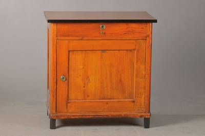 Halbschrank, süddeutsch, um 1840, Nussbaum , 1-türig, 1-schübig, geschwärzte Plattenkante, Reste alten Wurmbefalls, keine Schlüssel, ca. ...