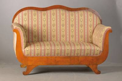 Biedermeiersofa, deutsch, um 1835, Kirschbaumfurnier, Lehne 3-fach geschweift, Armlehnen in Füllhornform, Füße passig, l. Furniersch., H. ca. 110 ...