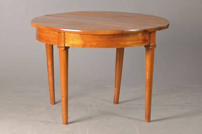 Halbmondtisch, deutsch, um 1830, sog. Spieltisch, Kirschbaum massiv, konische Rundbeine, Profil am Zargenübergang, Platte mit l. Schwundrissen, ...