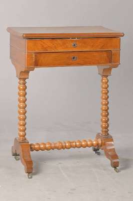 Nähtischchen, deutsch, um 1880/90, Nussbaum, 2-schübig, mit Einteilung gedrechselte Säulen, auf Rollen, Schloss klemmt etwas, Platte mit l. ...
