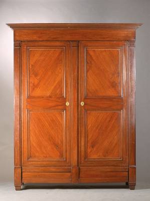 Großer Dielenschrank, Frankreich, um 1850, Eiche auf Mahagoni gebeizt, auf Rahmen gearbeitet, 2-türig, zerlegbar, 2 Sockelschübe, orig. Schloss, ...