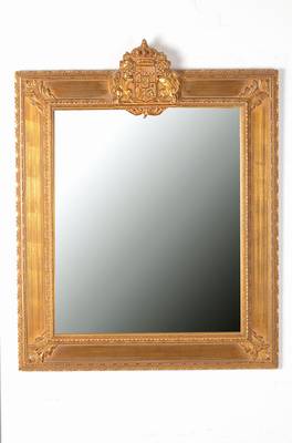 Kleiner Wandspiegel im Barockstil mit Wappen, neuzeitlich, Weichholz goldfarben gefaßt, fac. Spiegelglas, klassizistische Ornamentik wie Perlstab, ...