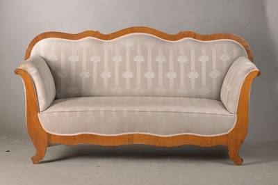 Spätbiedermeier-Sofa, deutsch, wohl süddeutsch, um 1835/40, Nussbaumfurnier u. Buche, vielfach geschweift u. üppig gepolstert, Polster u. Bezug ...