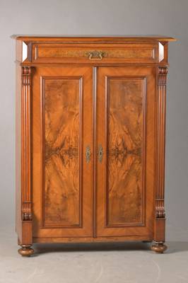 Vertiko, Gründerzeit, deutsch, um 1880/90,, Nussbaum auf Weichholzkorpus, 2-türig, 1-schübig, Aufsatz fehlt, Schloss für Schublade fehlt, ca. ...