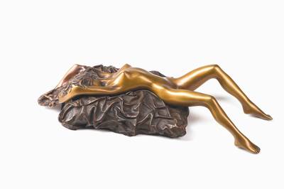 Bruno Bruni, geb. 1935 Gradara, Liegende mit Kissen, Bronzeskulptur mit goldener und brauner Patina, zweiteilig, sign., num. 43/770, Figur L. 44 cm, ...
