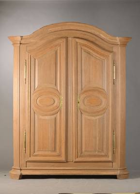 Louis-Seize-Schrank, sog. Armoire, Frankreich, , um 1790/1800, Eiche massiv, auf Rahmen gearbeitet, gewölbter Giebel, 2-türig, Ecken abgerundert u. ...