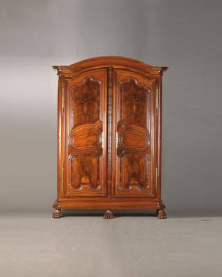 Prunkschrank, wohl Lothringen, um 1780, Nussbaum u. Wurzelnussholz massiv u. furniert, auf Rahmen gearbeitet, 2-türig, Ecklisenen mit aus dem ...