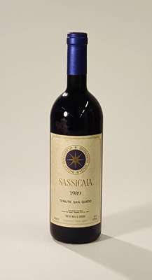 1 Flasche 1989 Tenuta San Guido Sassicaia, ca. 75 cl, 12,5 % Vol., Füllstand: ca. top shoulder, unverkostet, Etikett l. beschmutzt und l. gebräunt, ...