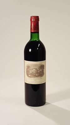 1 Flasche 1981 Chateau Lafite Rothschild, Pauillac, ca. 75 cl, Füllstand: ca. top shoulder, unverkostet, Kapsellack seitlich l. besch., selten im ...