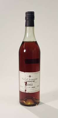 1 Flache 1962 Grand Armagnac Janneau, ca. 70 cl, 43 % Vol., unverkostet, Abstand zwischen Armagnac und Kapsel: ca. 4,4 cm, Etikett besch., hier ...