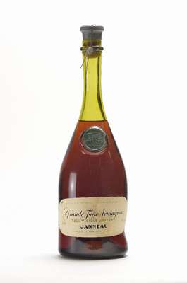 1 Flasche Grand Fine Armagnac Janneau Tres Vielle Reserve, ca. 75 cl, 40 % Vol., unverkostet, selten im Angebot, mit Originalwachssiegel, guter ...