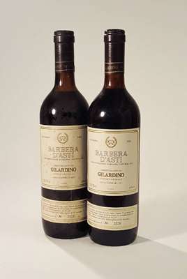 2 Flaschen 1984 Gilardino Barbera D'Asti, je ca. 75 cl, 12,5 % Vol, Füllstände: je ca. top shoulder, unverkostet, selten im Angebot, Etiketten ...