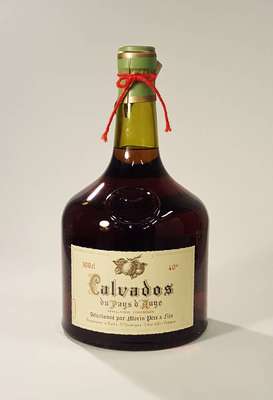 1 Großflasche Calvados du Pays d'Auge Selectionne par Morin Pere % Fils, Cote D'Or, ca. 300 cl, 40 % Vol., Abstand zwischen Kapseln und ...