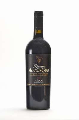 2 Flaschen Mouton Cadet Reserve, Domaines Philippe de Rothschild, Medoc, Jahrgänge: 2009und 2010, je ca, 75 cl, 13,5 % Vol., Füllstände: je ca. ...
