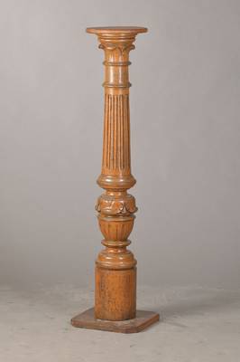 Große Säule, deutsch, um 1890, gedrechselte und beschnitzte Säule aus Eiche, obere und untere Platte sekundär aus Nußbaum, l. Altersschäden, H. ...
