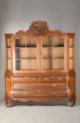 Holländische Aufsatzvitrine, fr.19.Jh., Eiche massiv, Unterteil 4-schübig, 2 Seitentüren, Aufsatz 2-türig, 3-seitig verglast, Innen 3 kleine ...
