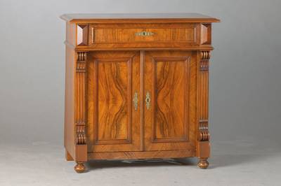 Halbschrank, Gründerzeit, deutsch, um 1870/80, Nussbaum furniert auf Kreuzfuge, Weichholzkorpus, 1-schübig, 2-türig, stiltypische Form, seitl. ...