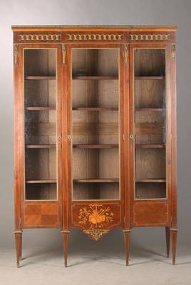 Salonvitrine, Frankreich, um 1900, Mahagoni massiv, z.T. Eichekorpus, 3-türig, fac. verglast, Fadenintarsien, Marketerie in mittlerer Türe, reiche ...