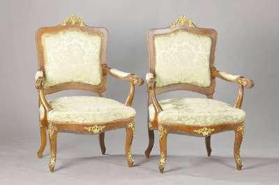 Paar -Armlehnstühle im Dresdner Barockstil, um 1900, Buche auf Nussbaum, dekorative z.T. nachgestochene Messingappliken, Polster u. Bezug mit z.T. ...
