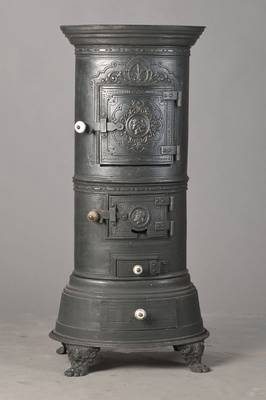 sog. Kanonenofen, Frankreich, um 1870/80, Gußeisen, in historisierendem Dekor, 4 Tatzenfüße, Emailgriffe, Funktion nicht geprüft, optisch guter ...