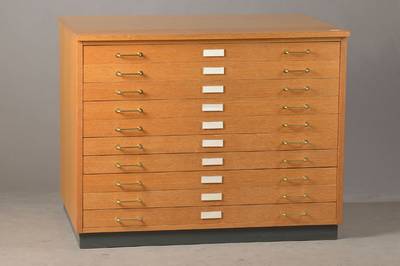 Schubladenschrank, sog. Grafikschrank, wohl Firma Hados, Mitte 20.Jh., Eichefurnier, 10 Schubladen je mit Beschriftungsfeld, Alterssp., ca. 83x105x78 ...