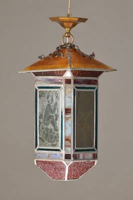 Jugendstillampe, deutsch, um 1910, eine Brennstelle, feine Glasmalerei mit vier Bildern mit Putten bzw. Anspielungen auf Alter und Jugend, ...