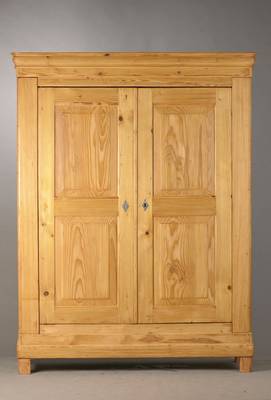Biedermeierschrank, badisch, 1830/40, Weichholz massiv, 2-türig, rundliche Profilierung, wohl urspr. gefaßt, rest., ca. 203x158x57 cm