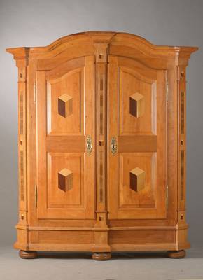 Bodensee-Schrank, um 1820, Birnbaum massiv, Weichholzkorpus, 2-türig, Spaltschrank, Sockelmit 3-fachem Risalit-Aufbau, Pilaster, Würfel- u. ...