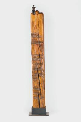 Beppo Brehm, geb. 1961, Studium an der Kunstakademie San Miguel de Allende, hier: Sitzender Frauenakt auf Stele, Eisen-Skulptur auf antikem ...