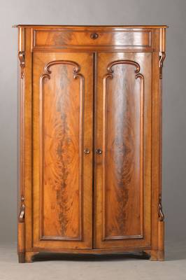 Vertiko, wohl mitteldeutsch, um 1860, Mahagonifurniert, seltene gewölbte Front, Türfüllungen mit Pyramidenmahagoni, Innen 3 Einlegeböden mit ...