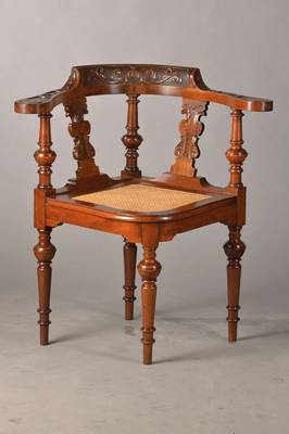 Eck-Sessel, Schreibtischstuhl, deutsch, um 1880/90, Gründerzeit, Nussbaum massiv, fein geschnitzt, Rattensitzfläche in gutem Zustand, gedrechselte ...