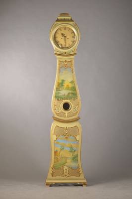 Gustavianische Standuhr, Schweden um 1820, sog. Mora Uhr, Gehäuse farblich gefaßt und bemalt, seitl. mit Vögel und Blumen im Geäst, Türe mit ...