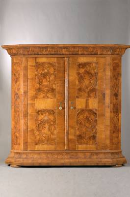 Prächtiger Dielenschrank, wohl Insbruck, um 1750/60, Nussbaumfurnier auf Weichholzkorpus, Wurzelnussfelder mit geflochtenem Band- u. Fadenwerk in ...