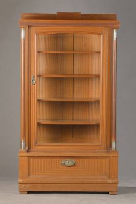 Salonvitrine, deutsch, um 1905, Mahagonifurnier auf Weichholzkorpus, 1-türig, 3-seitig verglast, frontseitig facettiert, Sockelschublade, ...
