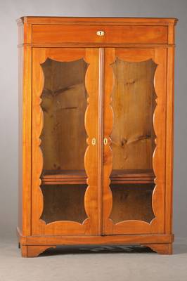 Vitrine, mitteldeutsch, um 1850/60, Kirschbaum massiv, Weichholz, 2-türig, 1- schübig, Verglasung wohl sek., z.T. st. Holzsch., wohl urspr. mit ...