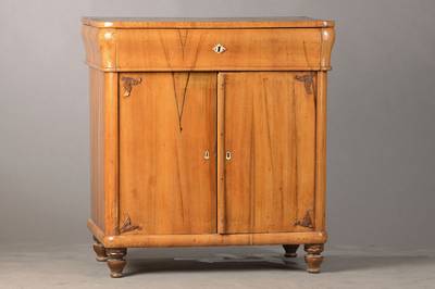 Halbschrank, wohl Baden/ Pfalz, um 1835/40, Nussbaum, 2-türig, 1-schübig, Kopfschub mit Wulstprofil, Innen 1 Einlegeböden, Oberflächensch., ...