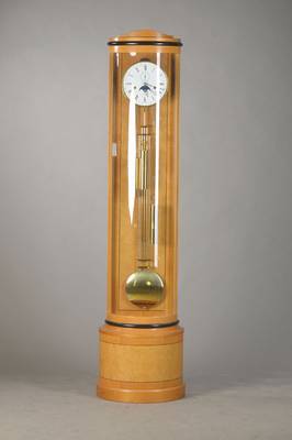 Standuhr mit Westminsterschlag, Sondermodell in limierter Auflage, hier Nr. 079 von 100 Stück (so bezeichnet Plakette auf ...