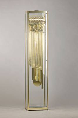 Standuhr mit 3 Melodien auf 9 Tonstäben, Uhrenmanufaktur Kieninger, Gehäuse in Vitrinenform, allseitig verglast, vergoldete Rahmen- und Werkteile, ...